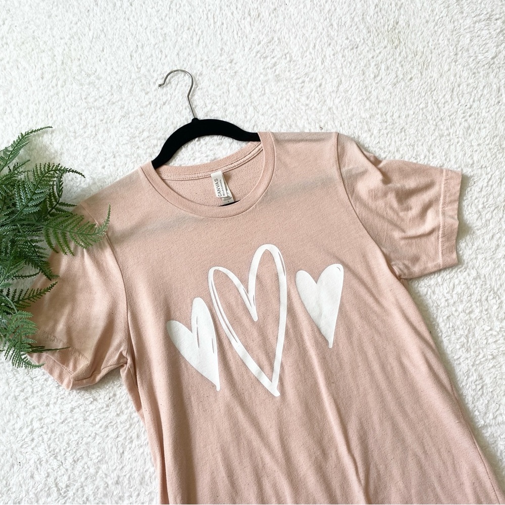Canvas | short sleeve crew neck graphic tee with hearts